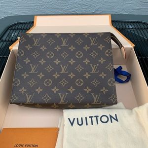 ❌SOLD❌🌺 Louis Vuitton TOILETRY POUCH 26